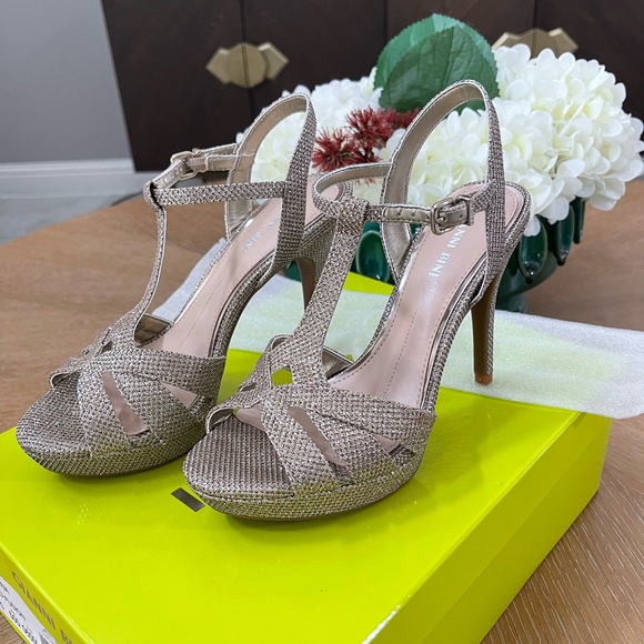 Gold heels - Picture 2 of 7